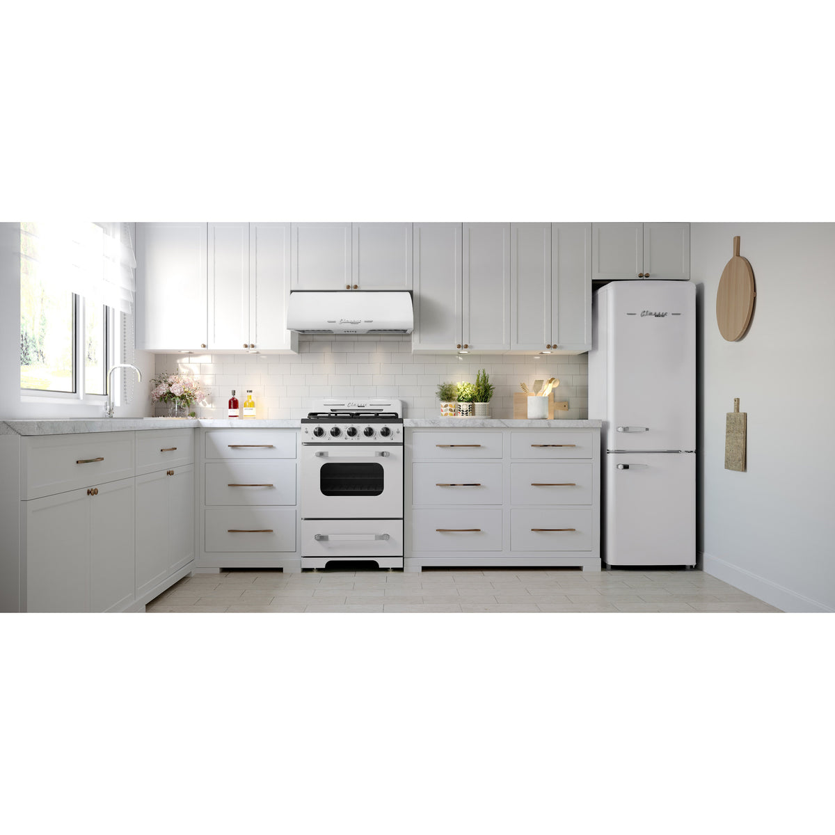 Hotte Unique Classic Retro 24 po blanche installee en cuisine